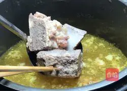 Illustration of how to make beef rib soup and rice noodles 3