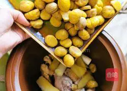 Illustration of how to make bamboo fungus, lotus seeds, lily and chestnut chicken soup 5