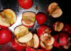 Illustration of how to make rock sugar hawthorn soup 2