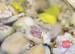 Illustration of how to make pig's trotter soup 4
