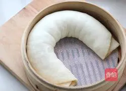 Illustration of how to make spiced ham and scallion rolls 11