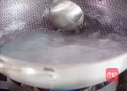 Illustration of how to make Tremella and Lotus Seed Soup in a five-star hotel 2