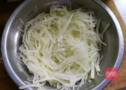 Illustration of how to mix and skim silk 3