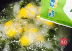 Illustration of how to make seaweed, dried shrimps and pumpkin soup 6