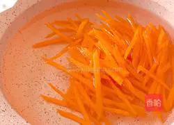 Illustration of how to make carrot, seaweed and egg crispy cake 2