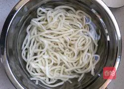 Illustration of how to make Sprite cold noodles 2