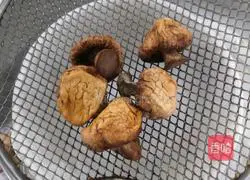 Illustration of how to make mushroom and wolfberry lean meat soup 9