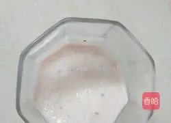 Illustration of how to make two-color yogurt shake 3