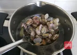 Illustration of how to make clam and luffa soup 4