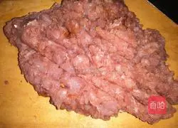 Illustration of how to make fresh meat wontons 2