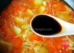 Illustration of how to make tomato sauce, luffa and mushroom soup 13