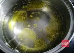 Sour Soup Illustration of making scissor noodles 6