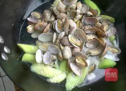 Illustration of how to make loofah and clam soup 7