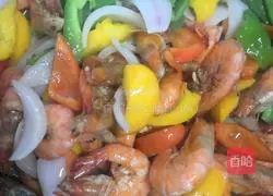Illustration of how to make salted egg yolk and salt and pepper shrimp noodles 8