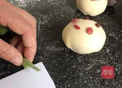 Illustration of how to make steamed buns with grass on the head 8