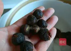 Illustration of how to make rock sugar, dried apricot and longan tea 4