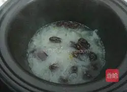 Illustration of how to make red dates and white fungus soup 5