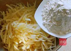 Illustration of how to make scallion potato shredded cake 2