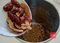 Illustration of how to make peanut red date soy milk 6
