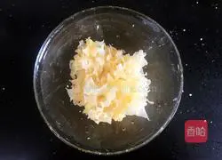 Illustration of how to make bird's nest, peach gum, white fungus and sugar water 3