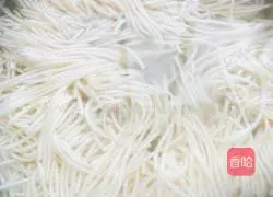 Illustration of how to make braised beans and noodles 1