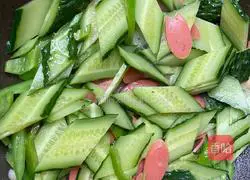 Illustration of how to make cucumber and ham sausage 4