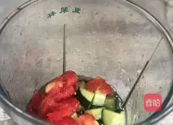 Illustration of how to make tomato and cucumber juice 9