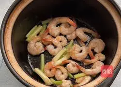 Illustration of how to make tomato, shrimp and mushroom soup 4