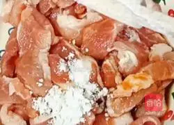 Illustration of how to make stir-fried pork with luffa 3