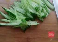  Illustration of how to make onions mixed with cucumbers 2