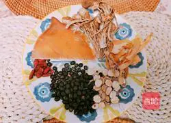 Illustration of fresh taro, snail slices, black beans, gorgon seeds, polygonatum sedge, tea tree mushrooms and stewed hen soup 2