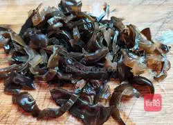 Illustration of making fungus, shrimp skin and egg drop soup 3