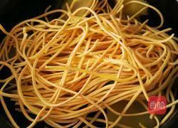 Illustration of how to make braised noodles with potatoes, beans, kelp and beef 4