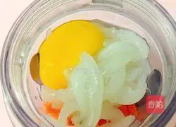 Illustration of how to make carrot and whitebait grain noodles 2