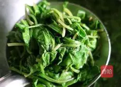 Illustration of how to make fried radish leaves 3