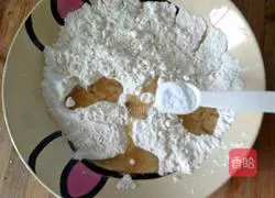 Illustration of how to make green onion baking soda biscuits 5