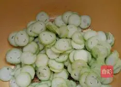 Illustration of how to make loofah and egg soup 4