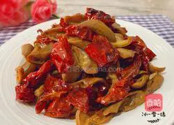 Illustration of how to make spicy stir-fried small intestine 1