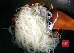 Illustration of how to make fried rice noodles with fish flavor and eggs 10