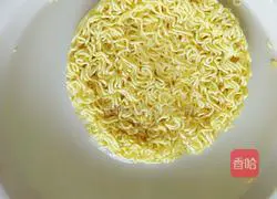 Illustration of how to cook instant noodles in a microwave 2