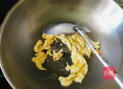 Illustration of how to make egg, tomato and artemisia seed noodles 2