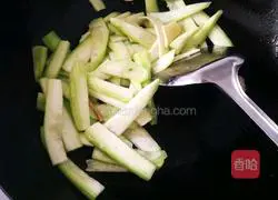 Illustration of how to make loofah, vermicelli and meat slices soup 10