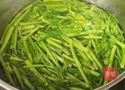 Illustration of how to make water spinach and dumpling soup 8