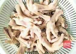 Illustration of how to make vinegar chicken feet 11