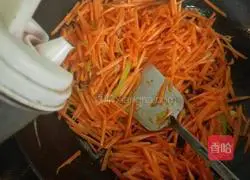 Illustration of how to make fried shredded carrots 5