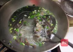 Illustration of how to make duck blood, vermicelli and mutton soup 7