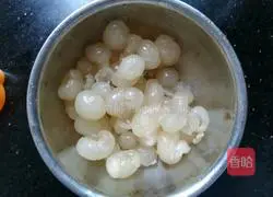 Illustration of how to make longan milk 3
