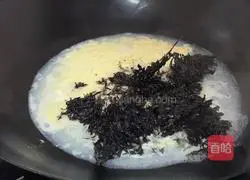 Illustration of how to make seaweed and egg drop soup 4