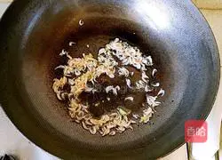 Illustration of how to make shrimp skin spinach and egg soup 5