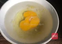 Illustration of how to steam poached eggs with moxa leaves 5